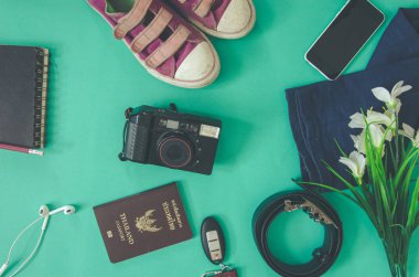 Öğeleri seyahat yeşil zemin üzerine