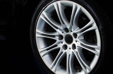 Lüks alaşım tekerlek yakın çekim olarak bir otomotiv