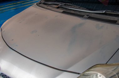 Arabanın ön kaputun üzerinde kir.