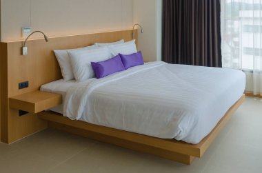 İç modern otelde yatak odası.
