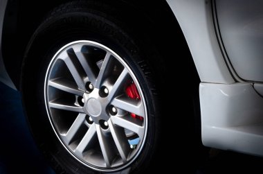 Lüks alaşım tekerlek yakın çekim olarak bir otomotiv