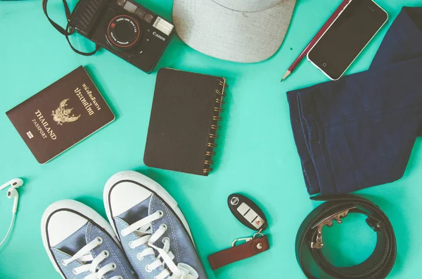 Öğeleri seyahat yeşil zemin üzerine