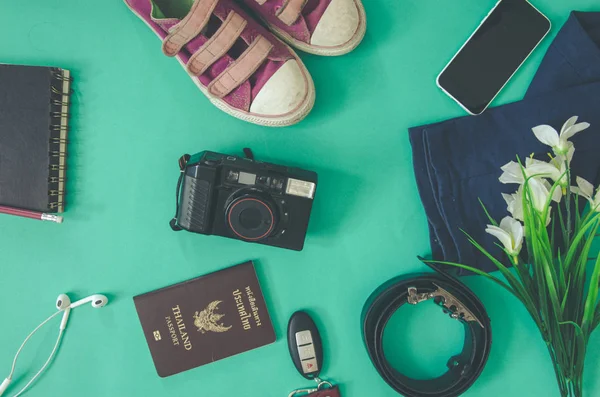 Öğeleri seyahat yeşil zemin üzerine