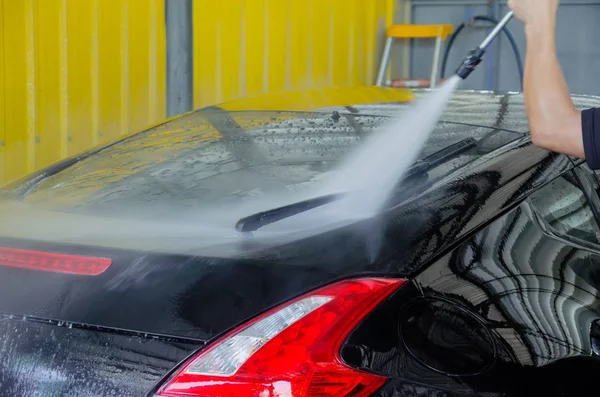Arabayı yüksek basınç temizleyicisi kullanarak temizleyin.