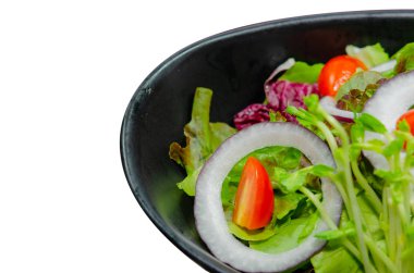 Beyaz arka plan üzerinde sebze salatası.