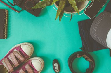 Öğeleri seyahat yeşil zemin üzerine