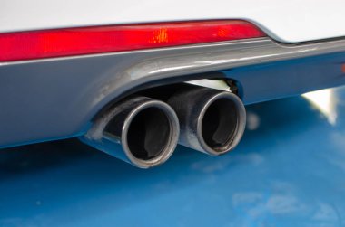 Kapalı araba egzoz borusu.