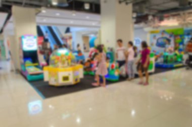 İnsanlar alışveriş merkezi bir arka plan görüntüsü olarak bulanıklık.