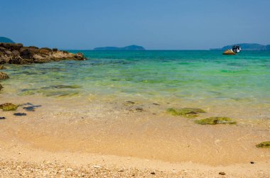 Manzara ve mavi dalgalar deniz. Phuket Tayland.