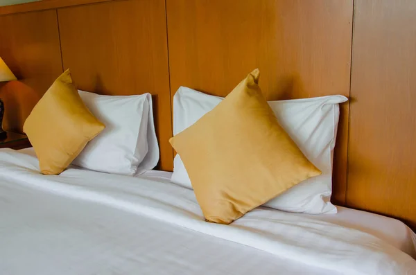 Кровати Подушки Лампы Современной Спальне — стоковое фото