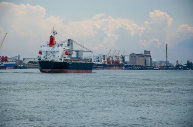 Navlun Taşımacılık Nakliye. Lojistik ve taşımacılık okyanusta gemi.