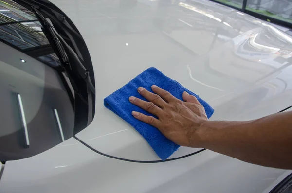 Uomo Lucidatura Auto Con Panno Microfibra Dettagli Auto — Foto Stock