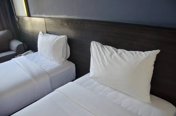 Кровати Подушки Лампы Современной Спальне — стоковое фото