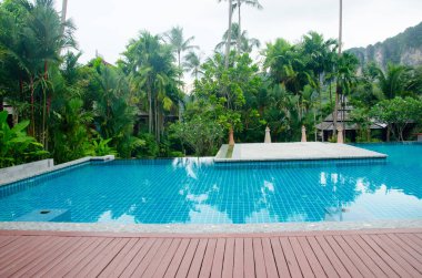 Güzel yüzme havuzu egzersiz için bir yerdir.