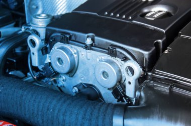 Araba motoru ayrıntılarını kapatın.