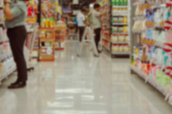 Абстрактно размытый товар в супермаркете. может быть использована для показа
.