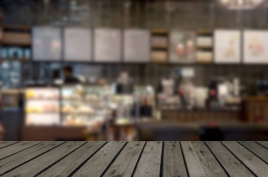 ahşap masa üstü ve soyut bulanık kahve dükkanı. Görüntülemek için kullanılan veya ürün montaj.