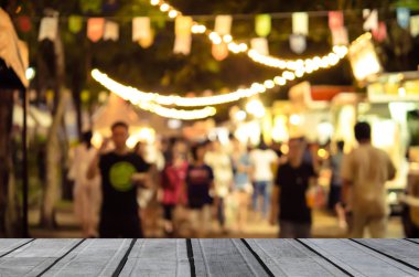 ahşap masa üstü ve soyut Festivali gıda kamyon bulanıklığı. Görüntülemek için kullanılan veya ürün montaj.