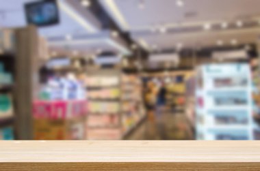 ahşap masa üstü ve soyut bulanık görüntü süpermarket. Görüntülemek için kullanılan veya ürün montaj.