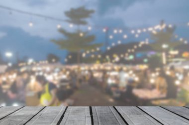 ahşap masa üstü ve soyut bulanık Festivali gece pazarı. Görüntülemek için kullanılan veya ürün montaj.
