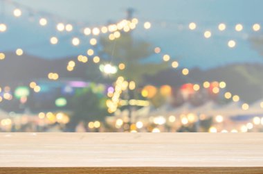 ahşap en iyi masa ve gece Pazarı'na soyut bulanık. Görüntülemek için kullanılan veya ürün montaj.