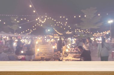 ahşap masa üstü ve soyut bulanık Festivali gıda gece pazarı. Görüntülemek için kullanılan veya ürün montaj.