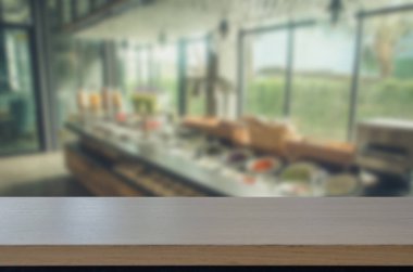 ahşap en iyi masa ve soyut bulanık görüntü gıda bar cafe. Görüntülemek için kullanılan veya ürün montaj.