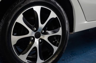 Güzel modern otomobil alaşım jantlar.