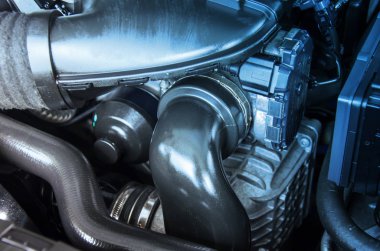 Araba motoru ayrıntılarını kapatın.