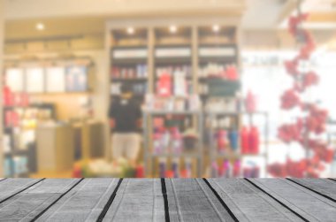 ahşap masa üstü ve soyut bulanık kahve dükkanı veya kafe restoran. Görüntülemek için kullanılan veya ürün montaj.