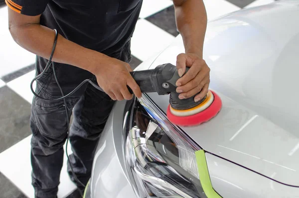 Los Hombres Están Trabajando Pulido Pintura Coche —  Fotos de Stock