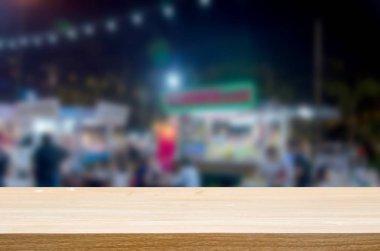 ahşap masa üstü ve soyut bulanık depolama gıda kamyon. Görüntülemek için kullanılan veya ürün montaj.