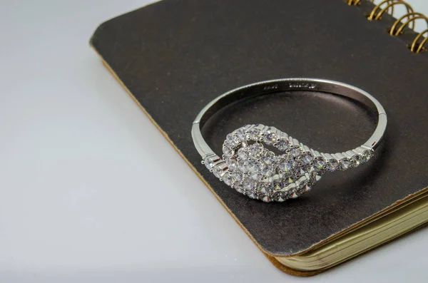 Diamant Armband Für Frauen Auf Braunem Buch — Stockfoto