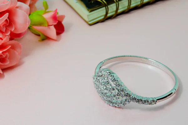 Diamant Armband För Kvinnor Rosa Bakgrund — Stockfoto