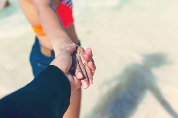 Νέοι Ρομαντική Αγάπη Ζευγάρι Στη Θάλασσα Άνθρωπος Χέρι Εκμετάλλευση Χέρι — Φωτογραφία Αρχείου