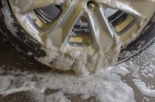 きれいに洗車の泡が付いている合金車 — ストック写真