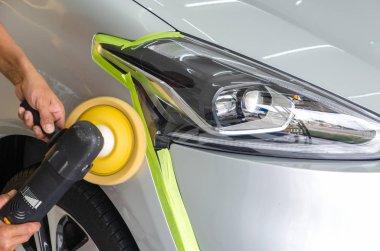 El oto tamir Parlatıcı ile.