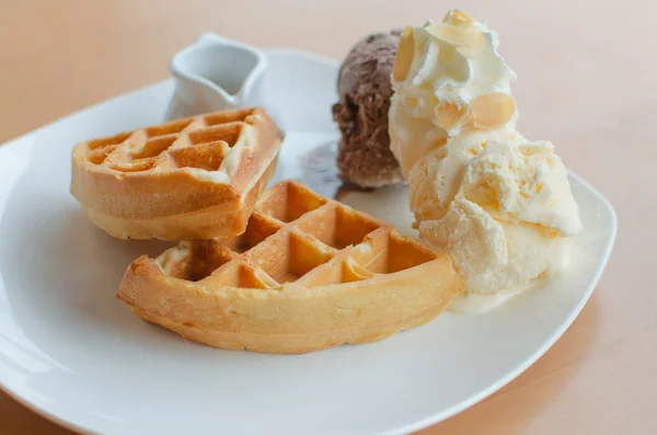 Waffeln Eis Und Honig Auf Dem Tisch — Stockfoto