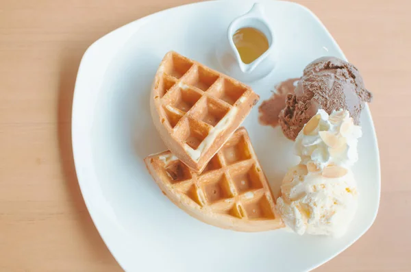 テーブルの上に蜂蜜 アイス クリーム ワッフル — ストック写真