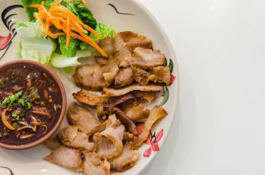 Izgara domuz baharatlı sos ile. Tayland Gıda