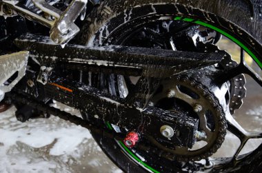 Motosikleti köpükle yıka.