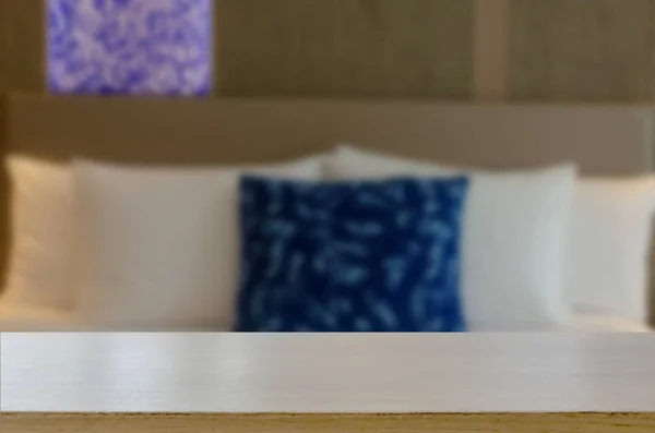 Деревянный Столик Расплывчатая Кровать Подушки Современной Спальне Использована Показа Монтажа — стоковое фото