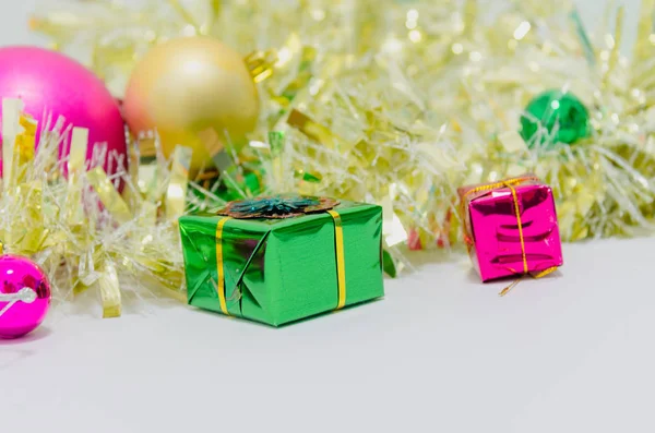 Geschenkbox Rot Und Grün Auf Weißem Hintergrund — Stockfoto