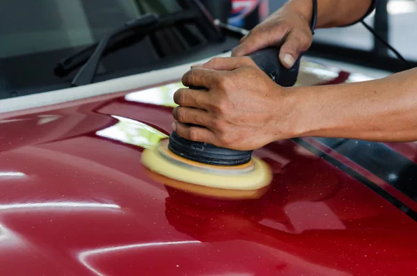 Los Hombres Mecánicos Están Puliendo Reparación Arañazos Del Coche —  Fotos de Stock