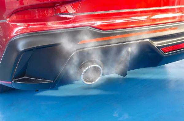 Wydech Samochodu Pozostawiając Dym — Zdjęcie stockowe
