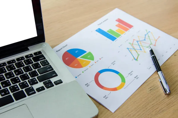 Laptop Mit Diagrammen Diagrammen Diagrammen Auf Dem Schreibtisch — Stockfoto