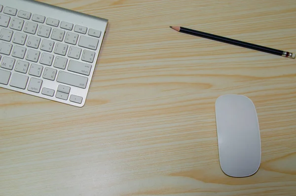 オフィスのテーブルのキーボード マウス および木材の背景に鉛筆 — ストック写真