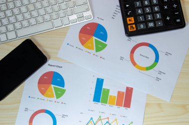 finansal analiz ve klavye ile akıllı telefon Danışma iş makaleler.