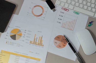 grafikler ve grafik bilgisayar ve tablo üzerinde fare ile.