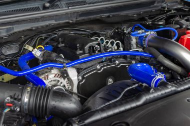 Arabanın motoru çeşitli yerlerinde ayrıntılarını